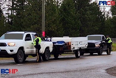 la Patrouille routière de la C-B est sur une route à côté des véhicules arrêtés 