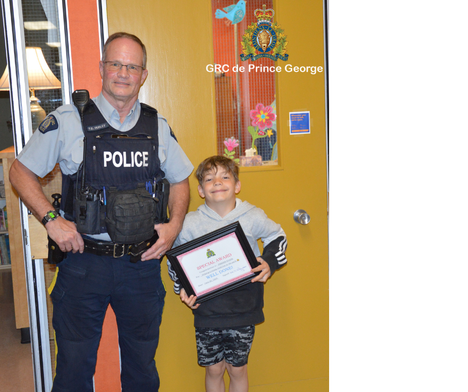 Photo de Parker avec le gendarme Hurley, Police communautaire de la GRC