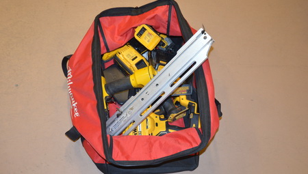 Photo d'une trousse d’outils contenant divers outils de marque Dewalt