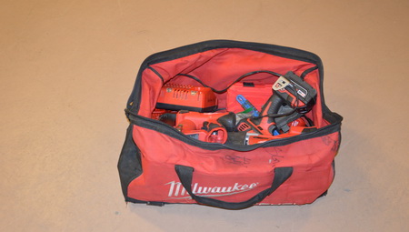 Photo d'une trousse d’outils de marque Milwaukee contenant divers outils