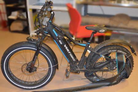 Photo d'un vélo électrique bleu et noir pour hommes de marque Voltbike