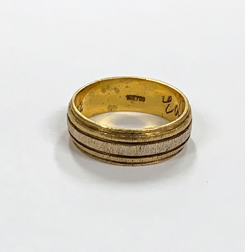 Gold wedding band ring