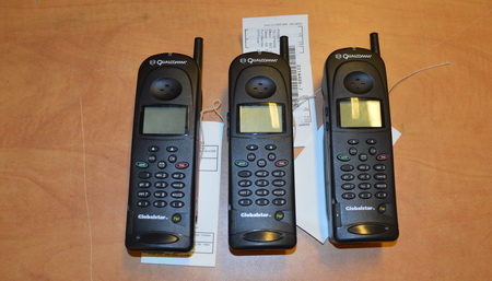 Photo des 3 téléphones Qualcomm Satellite