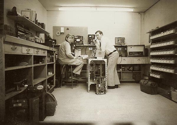 Photo de deux techniciens radio dans une salle des radios de la GRC vers 1970. 