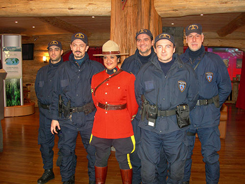La surintendante Nav Hothi, alors caporale, en compagnie de membres de la police italienne. Elle faisait partie de la délégation du Pavillon du Canada pendant les Jeux olympiques d’hiver de 2006 à Turin, en Italie.