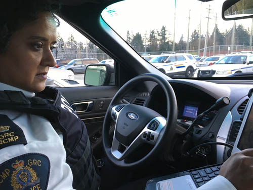 Nav Hothi, en poste lorsqu'elle était agente de service divisionnaire pour la GRC. />&#10;<p style=