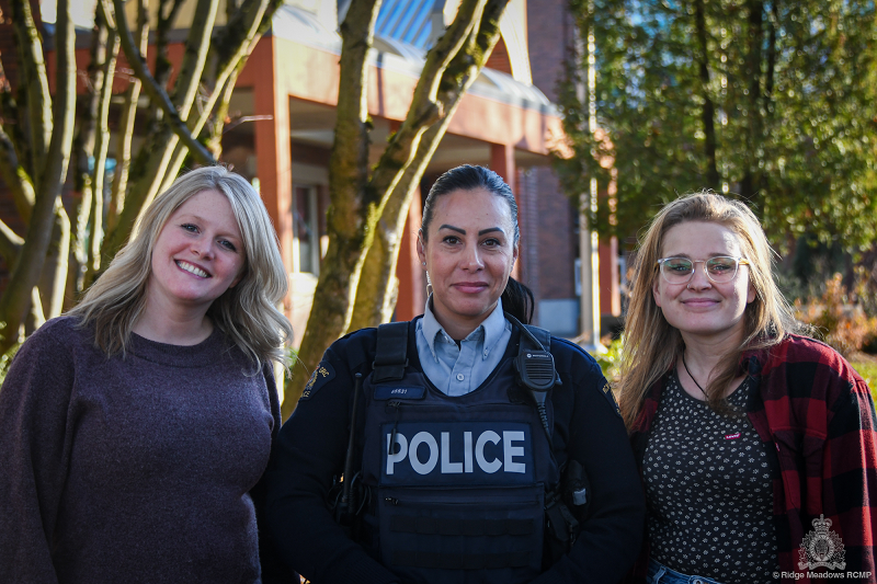 Gauche a droite: Samantha French, Cst. Tisha Parsons, Danielle Bosma