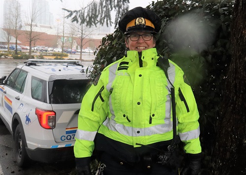 La gendarme Tania Saunders qui mène un contrôle routier visant à lutter contre les distractions au volant sous la pluie.