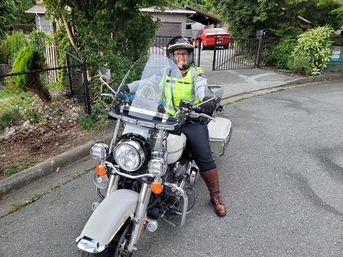 La gendarme Tania Saunders assis sur de sa moto de la GRC.